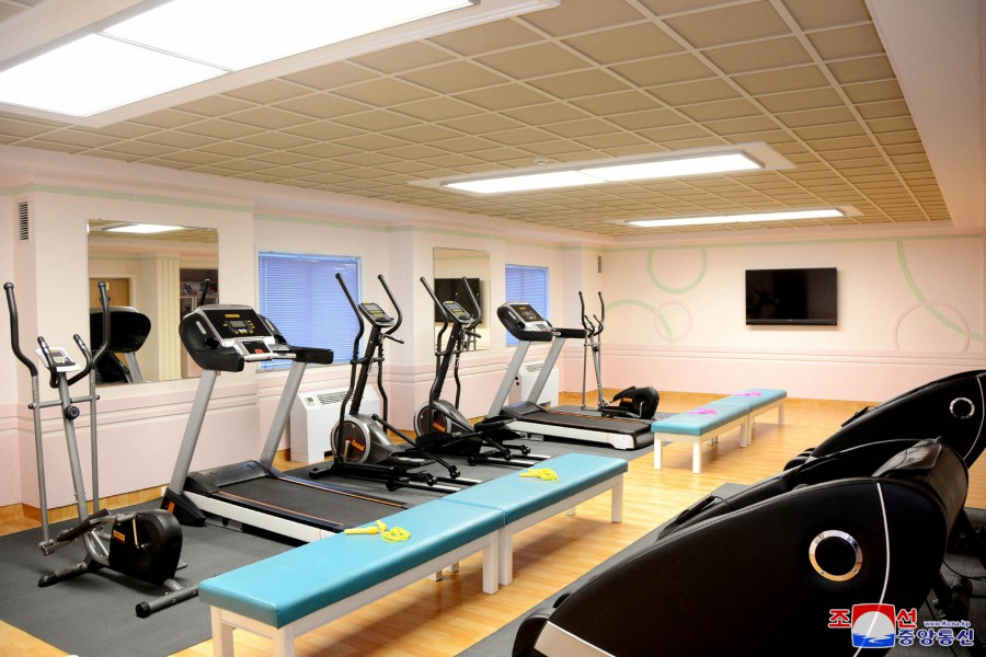 8-훌륭히 일떠선 신의주방직공장 로동자합숙